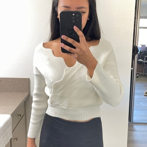 BIN#11 - FASHION NOVA Women’s XS White Cropped Sweater - Picture 5 of 13